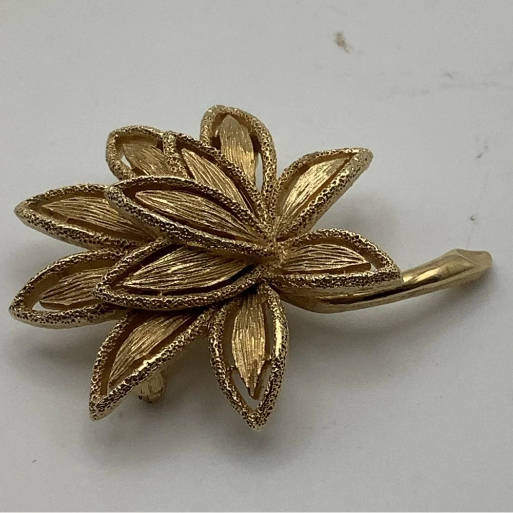 Vintage Avon Goldtone 2” Lotus Brooch
